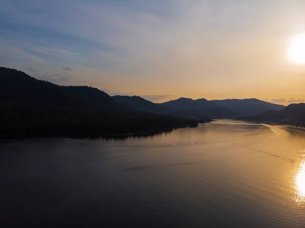 Lago Teletskoye nelle montagne di Altai — Foto Stock