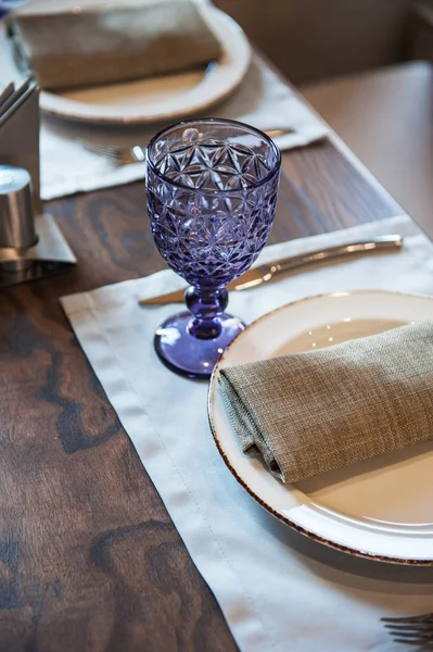 Töm skålen på bordet i restaurang. — Stockfoto