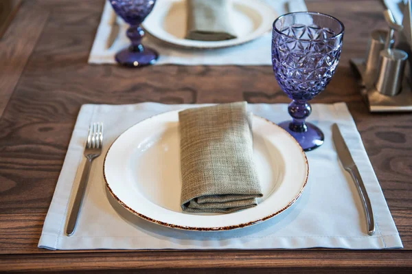 Töm skålen på bordet i restaurang. — Stockfoto