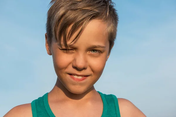Närbild porträtt av en pojke i sommardag. — Stockfoto
