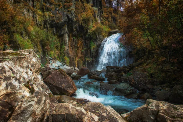 Cascade de Korbu au lac Teletskoye — Photo