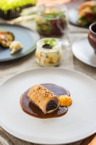 Platos en la mesa del restaurante — Foto de Stock