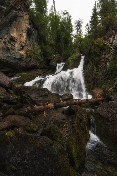 Wasserfall im Altai — Stockfoto
