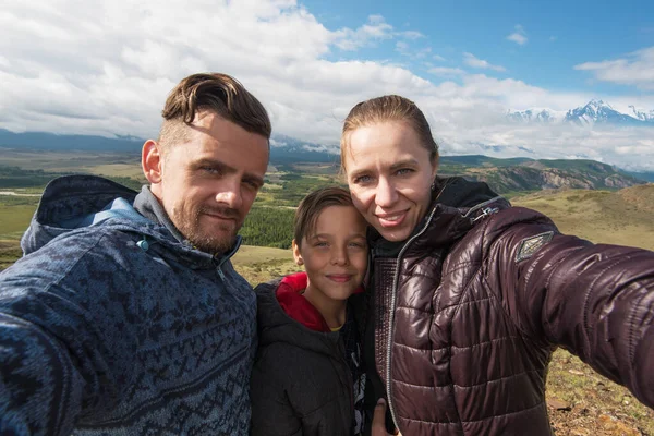 Selfie de família em montanha — Fotografia de Stock
