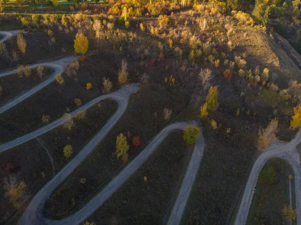 Vew cima aerea di strada tortuosa in città — Foto Stock