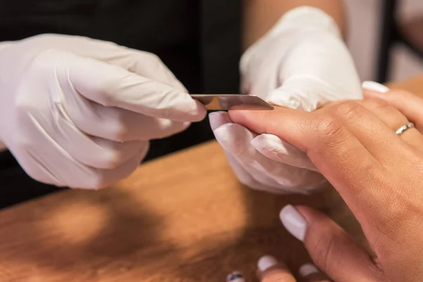 Woman in a nail salon — Stock Photo, Image