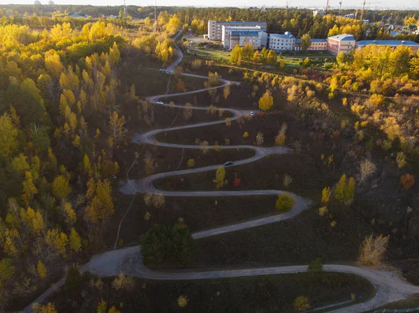 Voie aérienne supérieure de la route sinueuse dans la ville — Photo