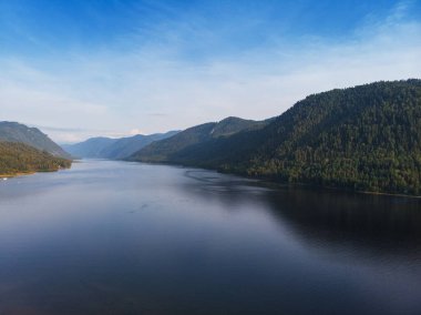 Altai dağlarındaki Teletskoye Gölü 'nün havadan görünüşü