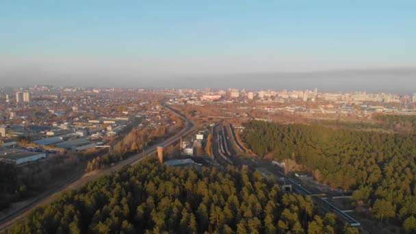 Flygfoto över vintern skog och stad — Stockvideo