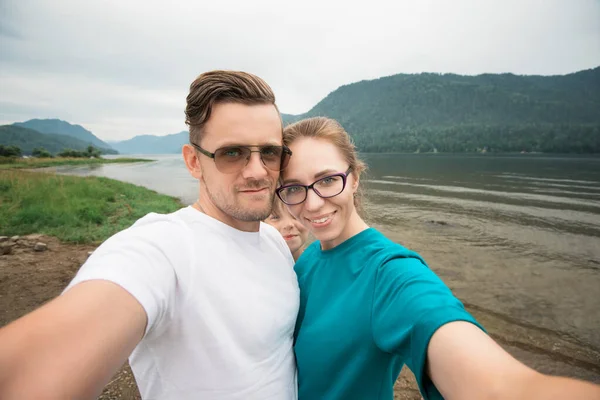 Selfie de famille sur le lac Teletskoye — Photo