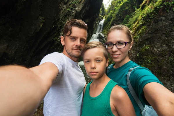 Selfie van familie op de achtergrond waterval — Stockfoto