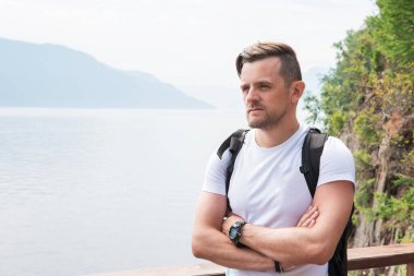 Altai dağlarında Teletskoye Gölü