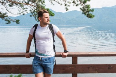 Altai dağlarında Teletskoye Gölü