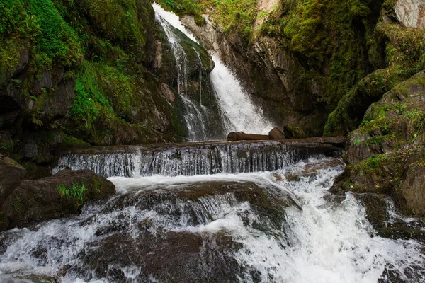 Cachoeira Choodor no Lago Teletskoye — Fotografia de Stock