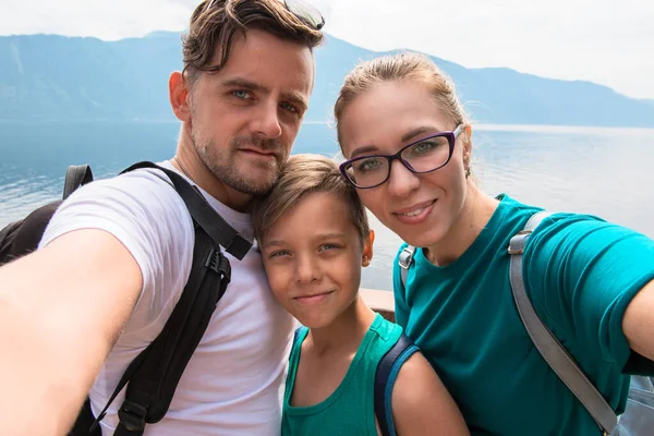 Selfie av familj på Teletskoye sjön — Stockfoto