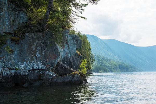 Teletskoje-See im Altai-Gebirge — Stockfoto