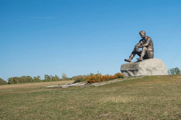 스 로 스키 마을에 있는 바실리슈 우신 기념비. 알타 이 스키크라이. 시베리아 서부요. 러시아 — 스톡 사진