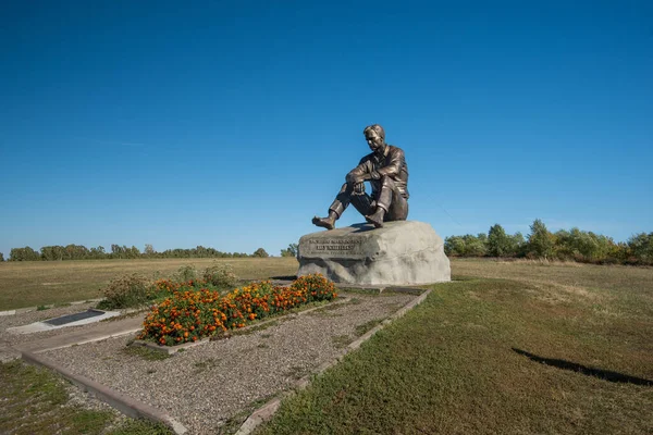 스 로 스키 마을에 있는 바실리슈 우신 기념비. 알타 이 스키크라이. 시베리아 서부요. 러시아 — 스톡 사진