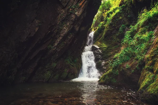 Cachoeira Estyube no Lago Teletskoye — Fotografia de Stock