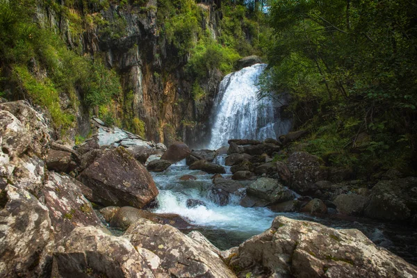 Cascade de Korbu au lac Teletskoye — Photo