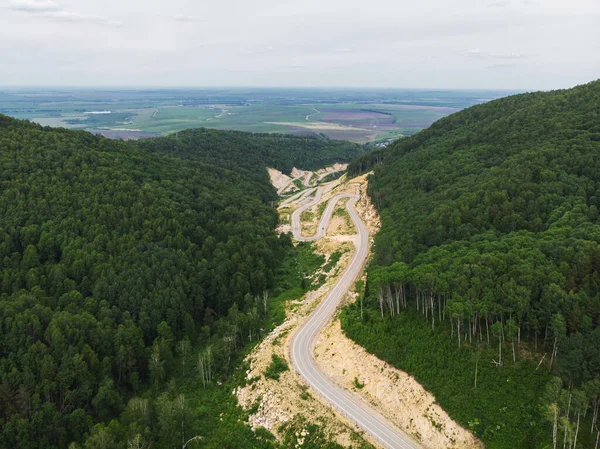 Vew cima aerea di strada tortuosa in montagna — Foto Stock