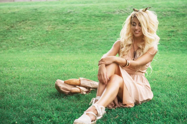 Skönhet blond ung kvinna vilar i parken — Stockfoto