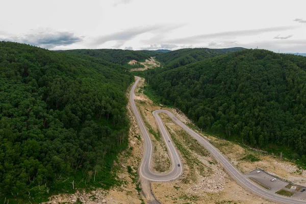 Vzdušná horní část vinoucí se silnice v horách — Stock fotografie