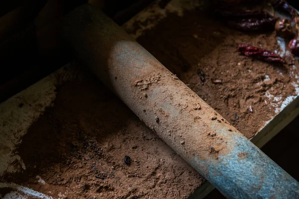 Шлифовка какао-бобов с перцем чили — стоковое фото