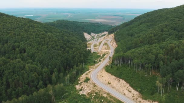 Aeronáutico 4k drone vídeo de topo vew de estrada sinuosa nas montanhas — Vídeo de Stock