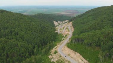 Dağlardaki virajlı yolların zirvesinin 4k hava aracı videosu.