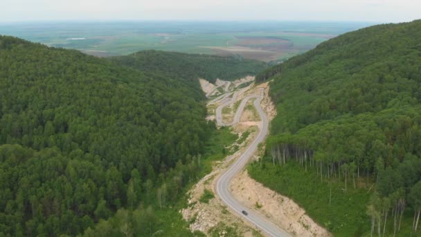 Беспилотник Aerial 4k видео верхнего обзора извилистой дороги в горах — стоковое видео