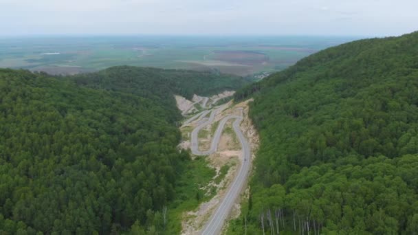 Aerial 4k drone wideo z górnym vew krętej drogi w górach — Wideo stockowe