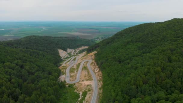 Aerial 4k drone wideo z górnym vew krętej drogi w górach — Wideo stockowe