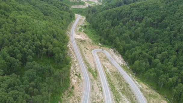 Aeronáutico 4k drone vídeo de topo vew de estrada sinuosa nas montanhas — Vídeo de Stock