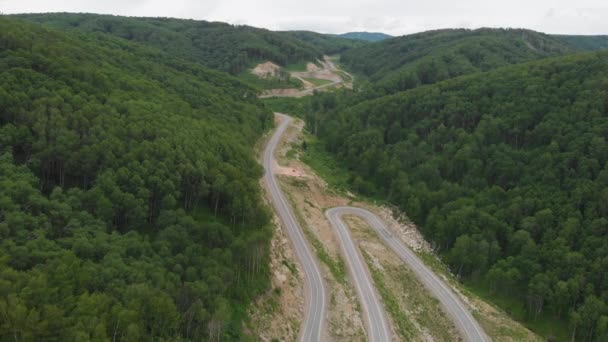 Повітряний 4-кілометровий безпілотник відео з верхньої вени звивистої дороги в горах — стокове відео