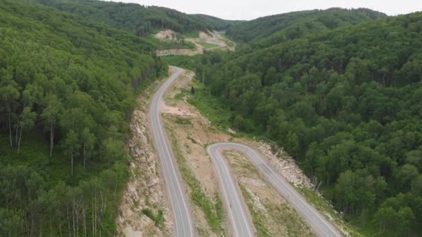 Aerial 4k drone video de vew superior de carretera sinuosa en las montañas — Vídeo de stock