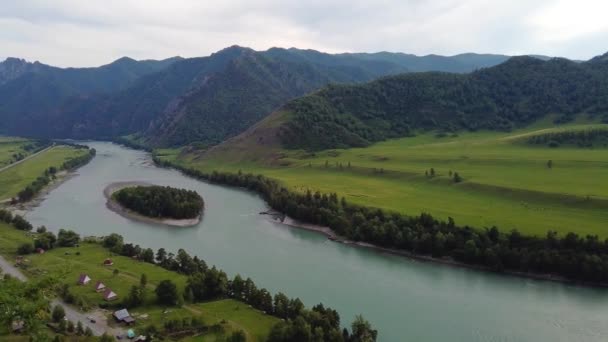 Fase aérea del río de montaña Katun — Vídeo de stock