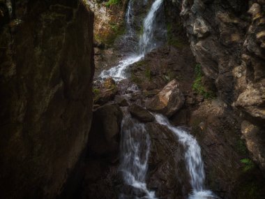 Altai Dağlarında Şelale Cheremshansky
