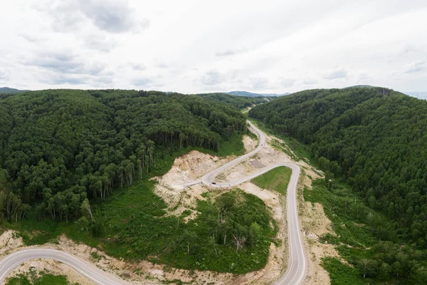 Vew aérien supérieur de route sinueuse dans les montagnes — Photo