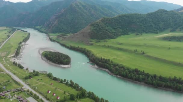 Flygfoto över floden Katun — Stockvideo
