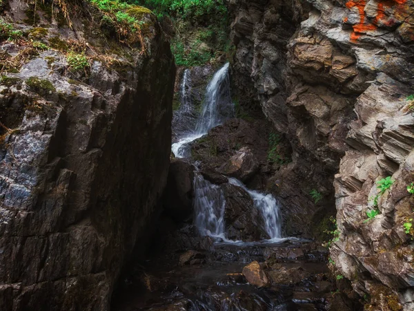 Cascade Cheremshansky dans les montagnes de l'Altaï — Photo