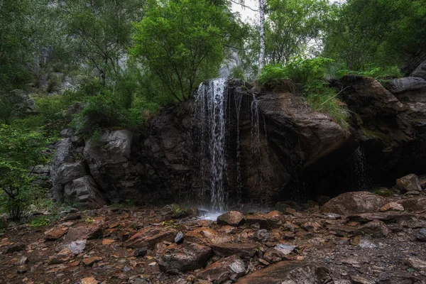 Che-Chkish vízesés az Altai-hegységben — Stock Fotó