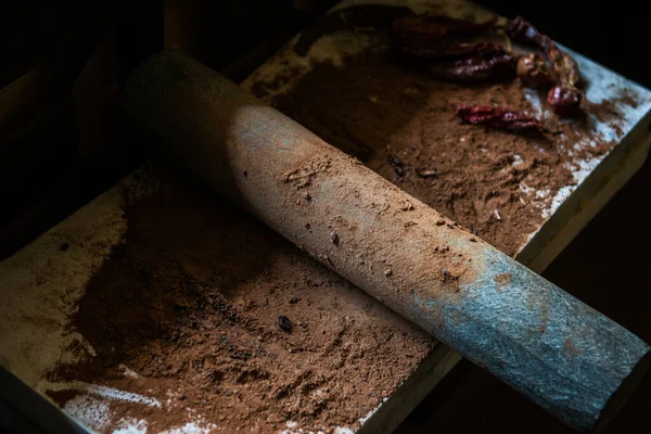 Broyage des fèves de cacao avec des piments — Photo