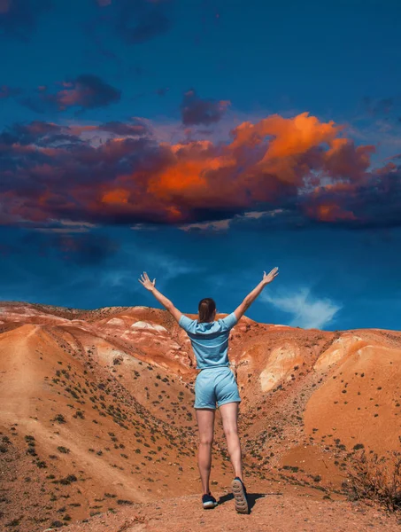 Mujer en marte paisaje — Foto de Stock