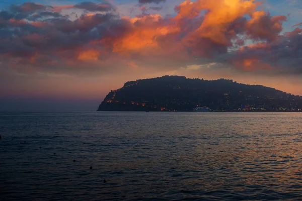 Vue panoramique d'été depuis la plage d'Alanya — Photo