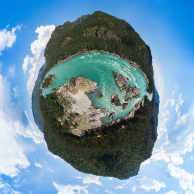 Katun Nehri 'nin 360 küresel hava manzaralı manzarası