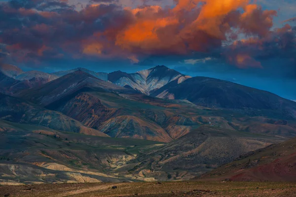 Diferentes montanhas coloridas — Fotografia de Stock