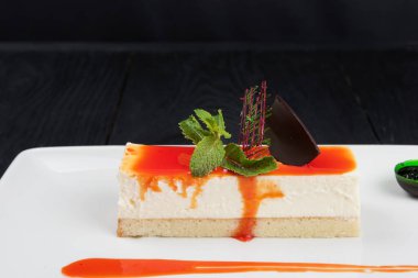 Soslu peynirli kek.