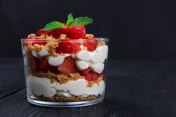 Morango com bolacha e sobremesa de creme — Fotografia de Stock