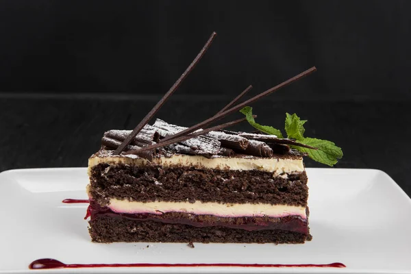 Тарелка с кусочком вкусного шоколадного торта — стоковое фото